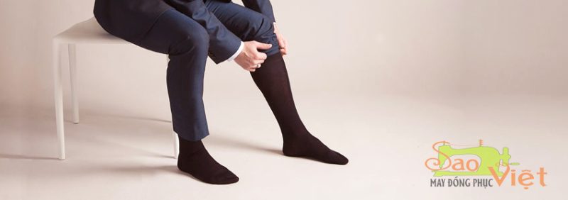 Tất cao ngang bắp chân thường được đàn ông đeo để đi giày rất lịch lãm, không bị lộ lông chân
